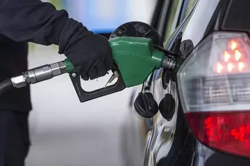 Benzine Yine Zam Geldi: Fiyat 62 TL’yi Aştı!