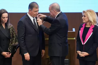Cemil Tugay AK Parti'ye Katıldı: Rozetini Cumhurbaşkanı Erdoğan Taktı
