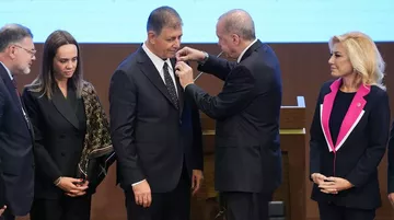 Cemil Tugay AK Parti'ye Katıldı: Rozetini Cumhurbaşkanı Erdoğan Taktı