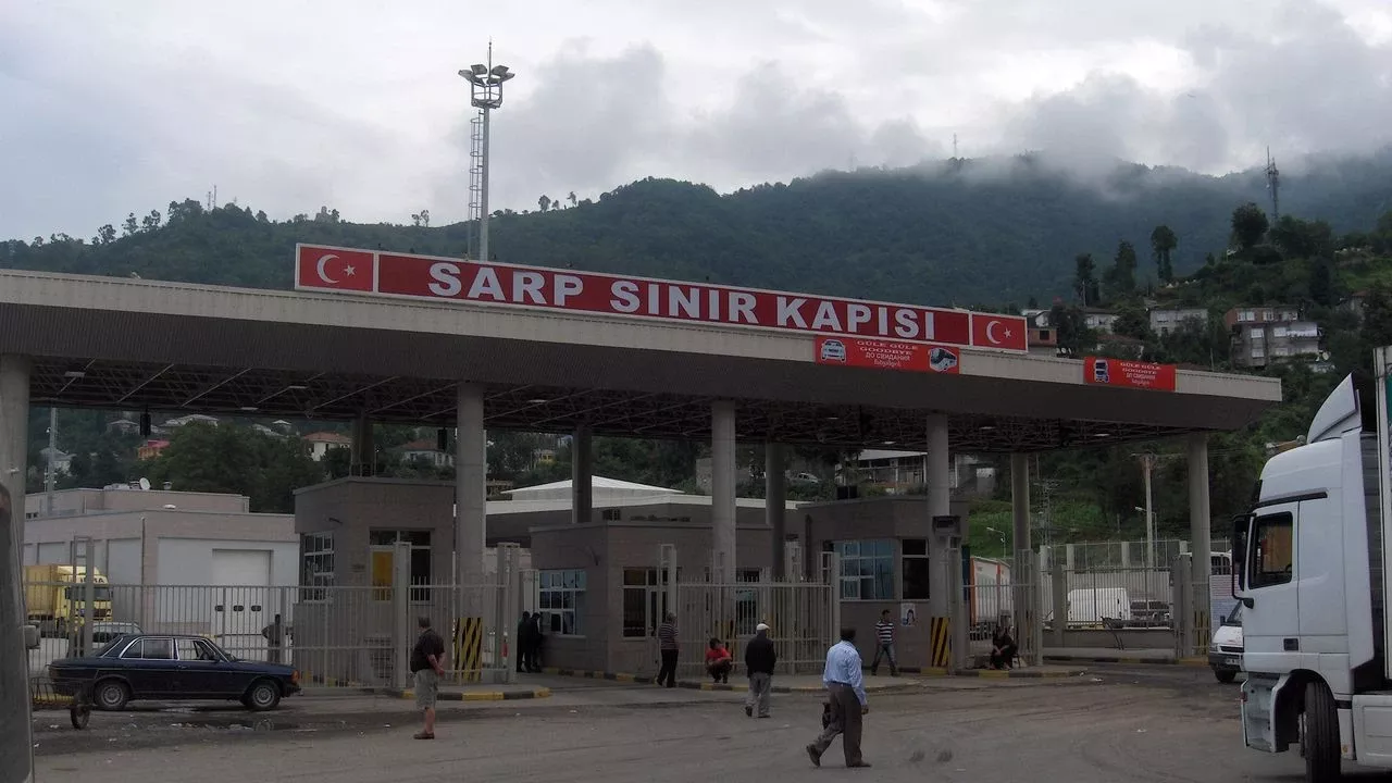 Gürcistan, Türkiye’den Gidenlere Sigorta Şartı Getiriyor