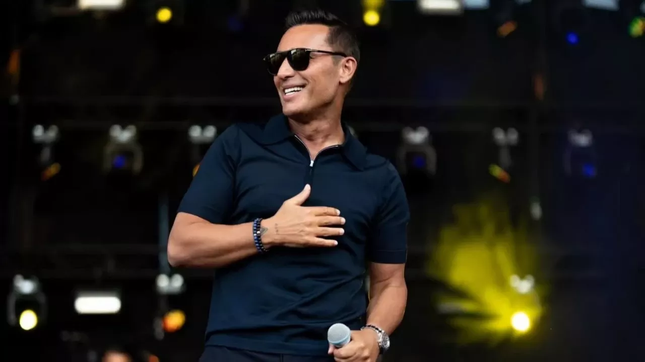 İngiltere’den Mustafa Sandal’a Ömürlük Vize! ‘Global Sanatçı Vizesi’ Alan İlk Türk Oldu