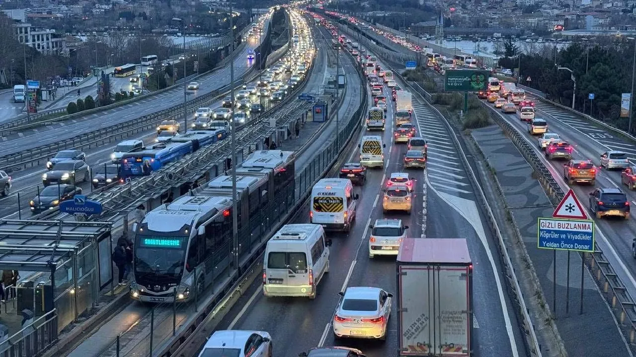 İETT ve Halk Otobüslerinde Hız Sınırı 70'e Düşürüldü