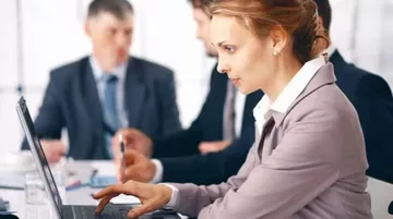 Kadın İstihdamı Erkeklerin Yarısından Daha Düşük