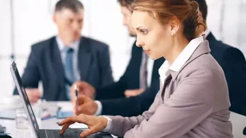 Kadın İstihdamı Erkeklerin Yarısından Daha Düşük