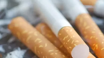 Sigaraya Yeni Yasaklar Geliyor: Yarı Açık Alanlar da Kapalı Alan Sayılacak