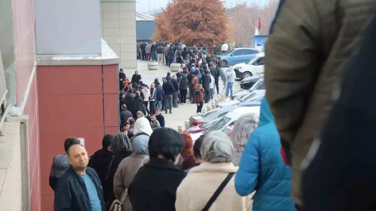 PlayStation ve Cep Telefonu İndirimi İçin Gece Boyu Beklediler