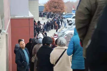 PlayStation ve Cep Telefonu İndirimi İçin Gece Boyu Beklediler