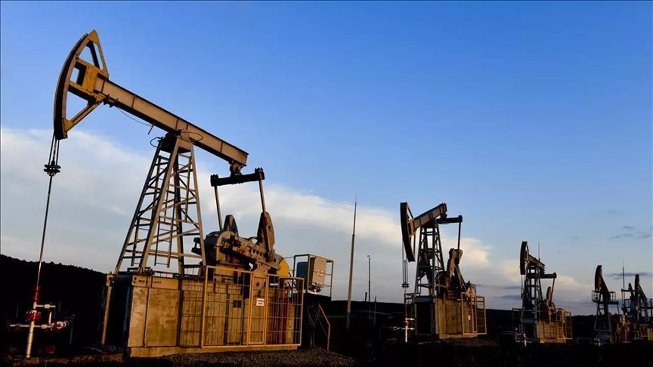 IEA, Petrol Arz ve Talep Tahminlerini Aşağı Yönlü Revize Etti