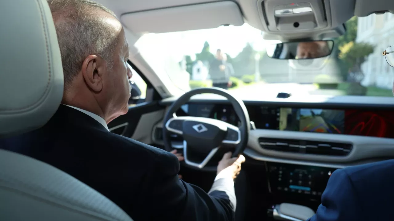 Cumhurbaşkanı Erdoğan, Togg’un Yeni Sedan Modeli T10F’yi Test Etti