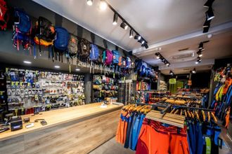 169 Yıllık Giyim Devi Mağazalarının Yarısını Kapatıyor