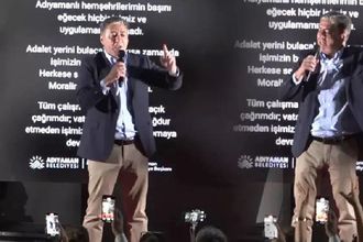 CHP’li Murat Emir Sahneden Düştü: Omurgasında Kırık!