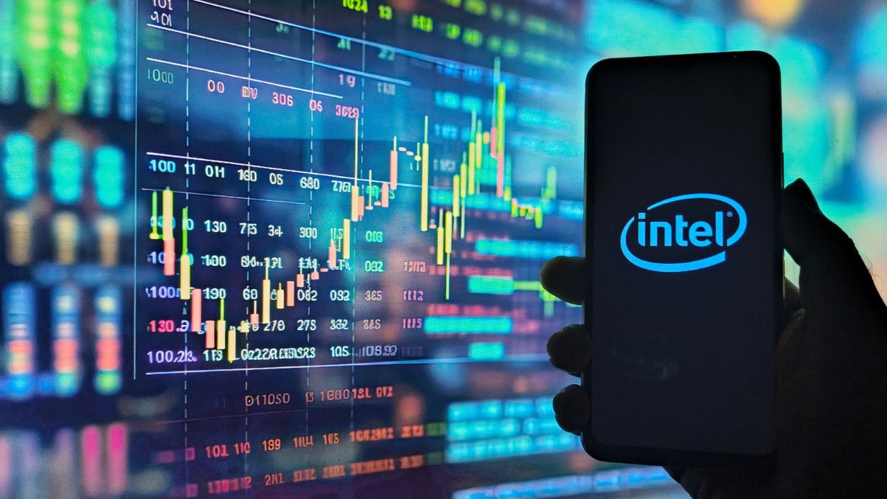 Intel Hisseleri Apple İş Birliği Açıklamasıyla Yüzde 9 Yükseldi