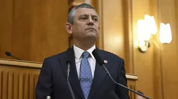 Özgür Özel Yeni Partiyi Duyurdu: CHP'de İlk İstifa Geldi