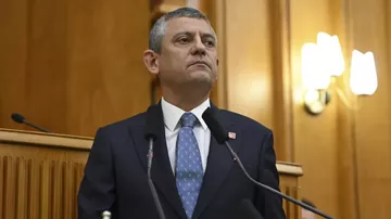 Özgür Özel Yeni Partiyi Duyurdu: CHP'de İlk İstifa Geldi