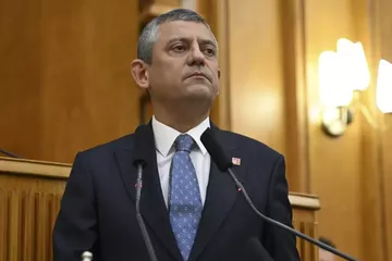 Özgür Özel Yeni Partiyi Duyurdu: CHP'de İlk İstifa Geldi