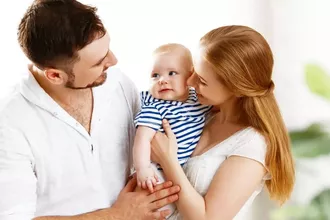 Yeni Doğum İzni Düzenlemesi: Anneye 24 Hafta, Babaya 15 Gün İzin Geliyor