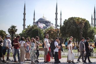 Turizm Geliri 25,5 Milyar Dolara Yükseldi: Ziyaretçi Sayısı Azaldı