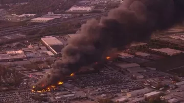 ABD’de Kargo Uçağı Düştü: 340 Km Hızla Binalara Çarptı