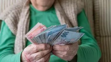 Yaşlı ve Engelli Aylıkları Hesaplara Yatırılmaya Başlandı