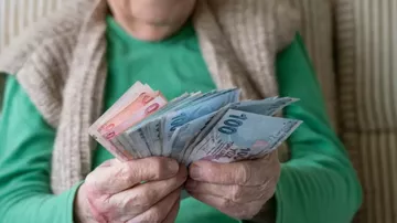Yaşlı ve Engelli Aylıkları Hesaplara Yatırılmaya Başlandı