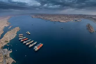 İran Hürmüz Boğazı’nı Kapattı: Tankerler Beklemede