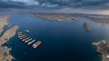 İran Hürmüz Boğazı’nı Kapattı: Tankerler Beklemede