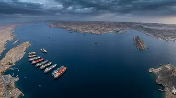 İran Hürmüz Boğazı’nı Kapattı: Tankerler Beklemede