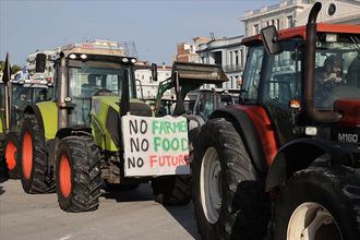 Yunanistan’da Çiftçiler Volos Limanı’nı Kapattı