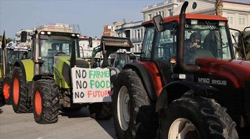 Yunanistan’da Çiftçiler Volos Limanı’nı Kapattı