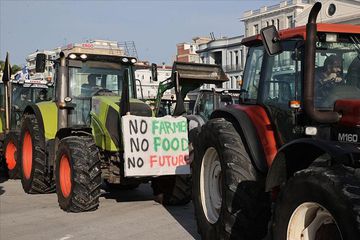 Yunanistan’da Çiftçiler Volos Limanı’nı Kapattı