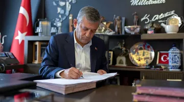 Özgür Özel ve 90 Milletvekili CHP’den İstifa Etti