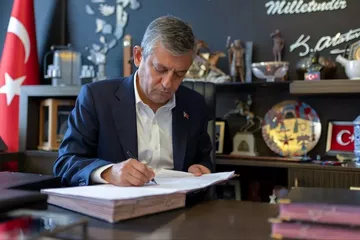 Özgür Özel ve 90 Milletvekili CHP’den İstifa Etti