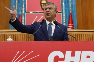 CHP'de Özgür Özel'i Destekleyen Parti Meclisi Üyelerinden İstifa Kararı