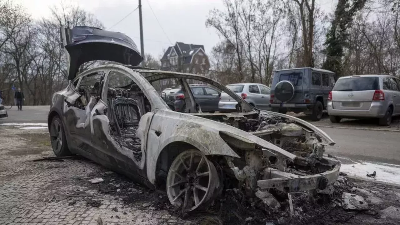 ABD'de Çok Sayıda Tesla Ateşe Verildi